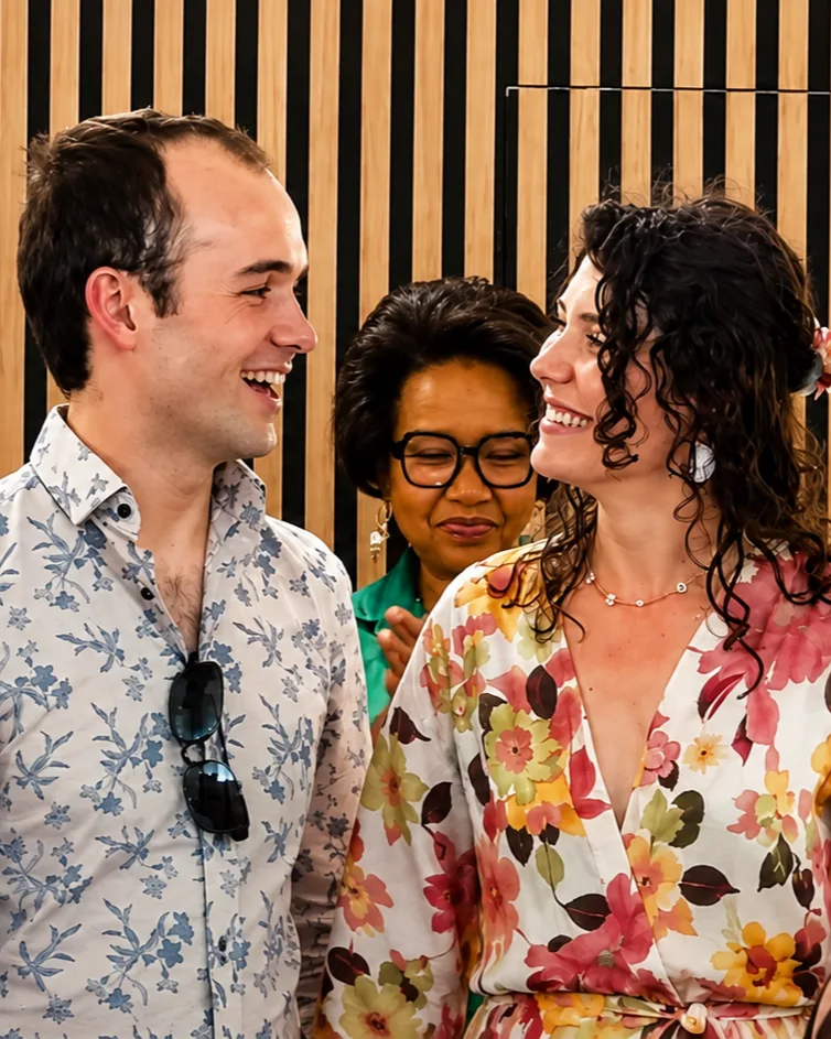 Manon et Adrien échangent un tendre sourire à la mairie lors de leur mariage. Une photo authentique qui capture toute la complicité, l’émotion et le bonheur des jeunes mariés en ce jour exceptionnel. 💍❤️