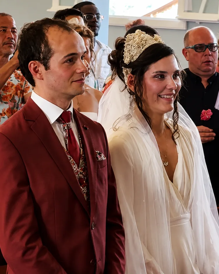 Manon et Adrien se retrouvent à l’église pour célébrer leur mariage dans un moment rempli d’émotion et de sincérité. Une photo qui immortalise leur complicité et la beauté de cette journée unique, entourés de leurs proches. 💍⛪❤️