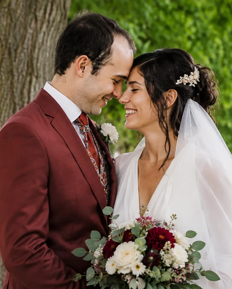 Manon et Adrien échangent un tendre sourire à la mairie lors de leur mariage. Une photo authentique qui capture toute la complicité, l’émotion et le bonheur des jeunes mariés en ce jour exceptionnel. 💍❤️