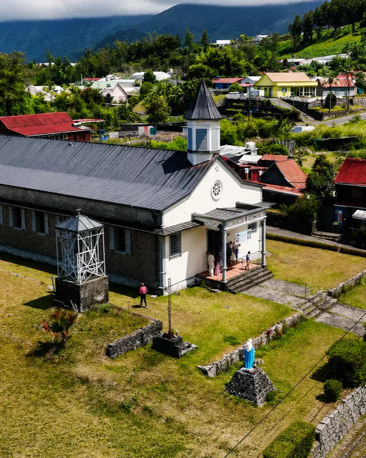 Découvrez cette magnifique église vue par drone, offrant une perspective aérienne élégante sur son architecture et son environnement. Une prise de vue aérienne idéale pour immortaliser le lieu de cérémonie et apporter une dimension cinématographique au film de mariage de Manon et Adrien. ⛪🎥✨